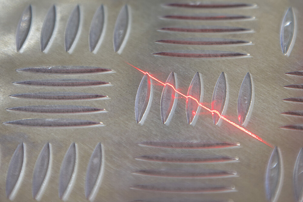 Laserlinie auf Aluminium Warzenblech