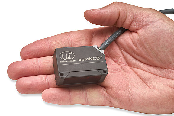 Lasersensor optoNCDT 1320 in der Hand
